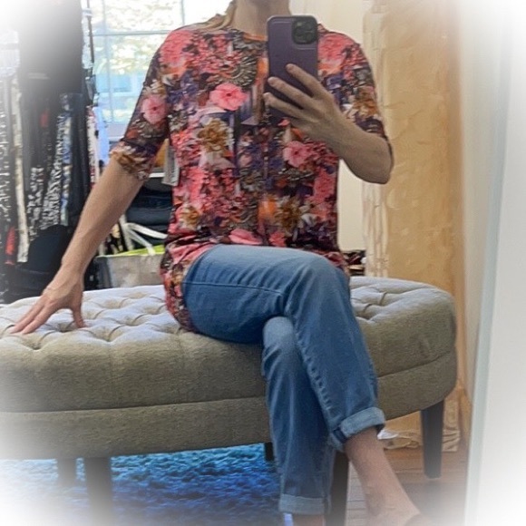 💕NWT Super Cute Lularoe Irma Floral Top💕 - Picture 7 of 10